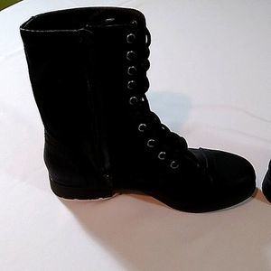 Time true 8 1/2 black ankle boots zip up side lace up front